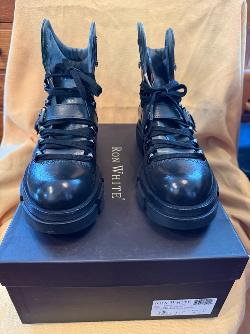Ron White Women's beautiful green Leather Lace-Up Platform Boots . Never worn !